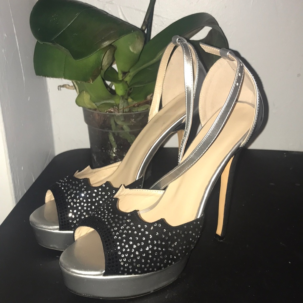 Shoedazzle silver and black sparkle pumps